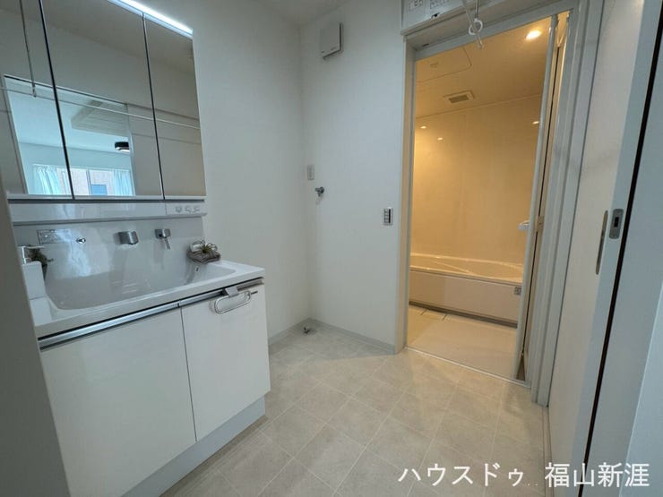 洗濯機置き場の幅もありお好みの家電製品が置けます!独立洗面台には収納面も良くストック類も収納可能です◎