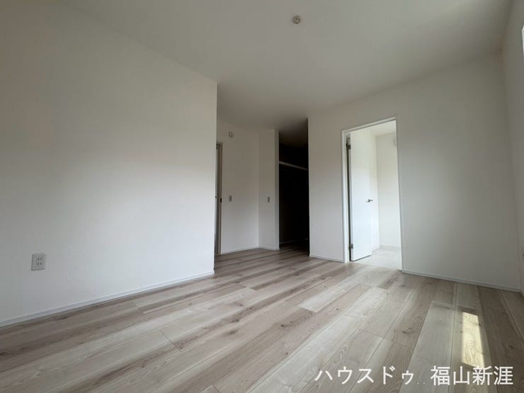 7帖の主寝室になります♪
奥にはウォークインクローゼット完備で物が多い方にも安心の大容量です◎