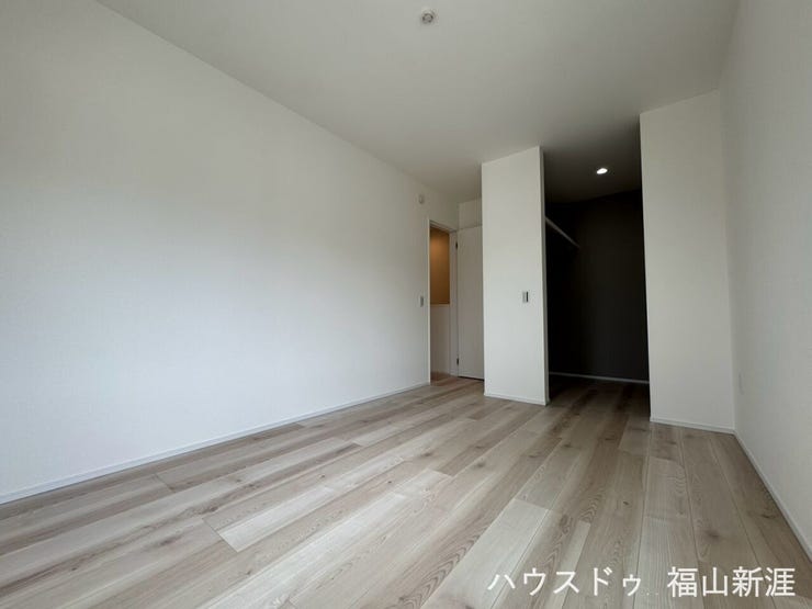 6.5帖の洋室になります♪
二面採光で明るい空間です◎