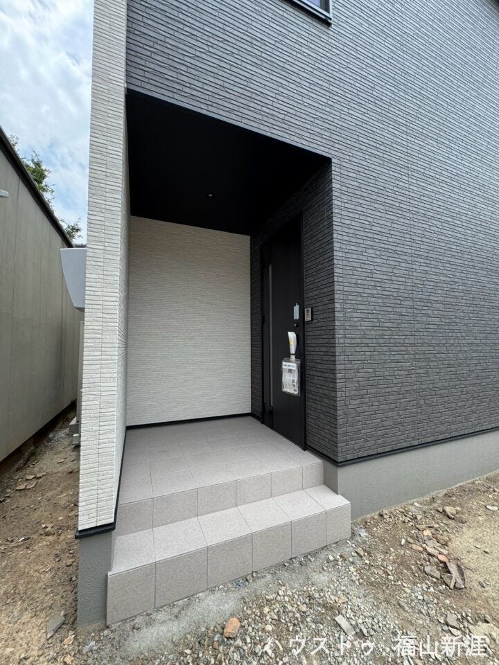屋根があるので雨の日でも落ち着いて行動できます。荷物の置き配にも便利ですね。
