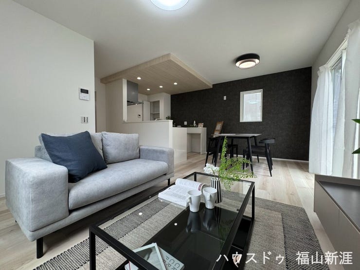 15.8帖の広々LDKは、折り上げ天井が空間に奥行きをプラス。モダンなアクセントクロスがおしゃれな雰囲気を演出し、家具のレイアウトもしやすい設計です。