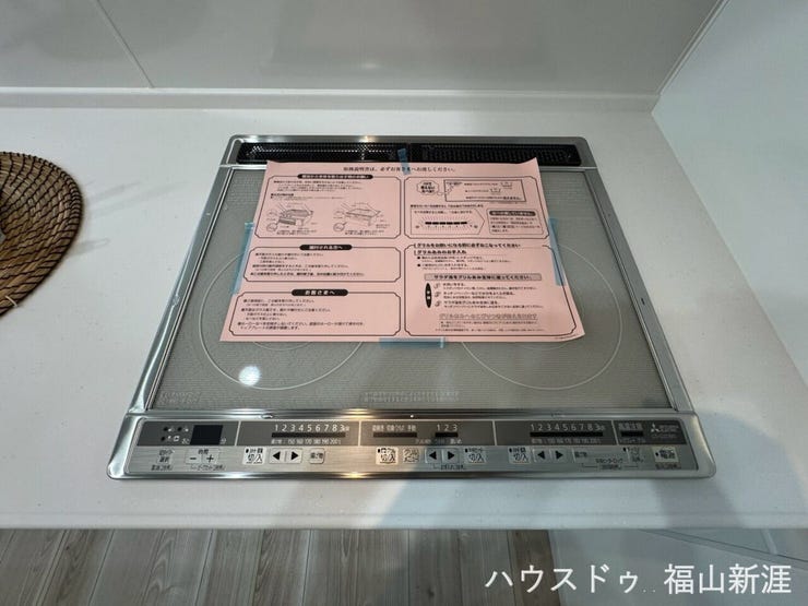3口のIHがついています。火の消し忘れや、こぼした際の片づけもサッと拭くだけで簡単に済ますことができます。