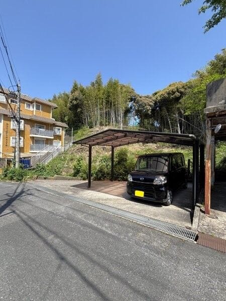 駐車場は接道の対面側にあります。(37.0㎡の土地あり)