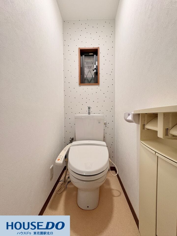 ドット柄のアクセントクロスが遊び心を演出する、可愛らしいトイレ空間です♪窓付きで換気もしやすく、温水洗浄便座で毎日快適!収納棚も備わっているため、トイレットペーパーなどの備品もすっきり収まります♪