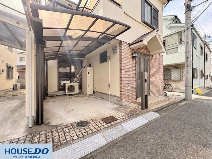 屋根付きのカースペースは、雨の日の荷物の積み下ろしもスムーズに行えます♪玄関横に配置されているため、車から室内への動線も短く、日々の買い物帰りや、小さなお子様がいるご家庭にも優しい設計です!