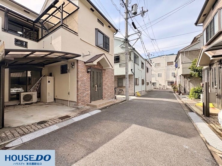 平坦で視界の開けた前面道路は、車の出し入れも落ち着いて行える広さです♪電柱や街灯も整理されており、空が広く感じられる静かな住環境!周辺には戸建てが立ち並び、落ち着いた暮らしが期待できるエリアです♪