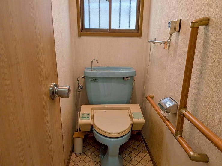 窓付きで換気も〇!明るいトイレです