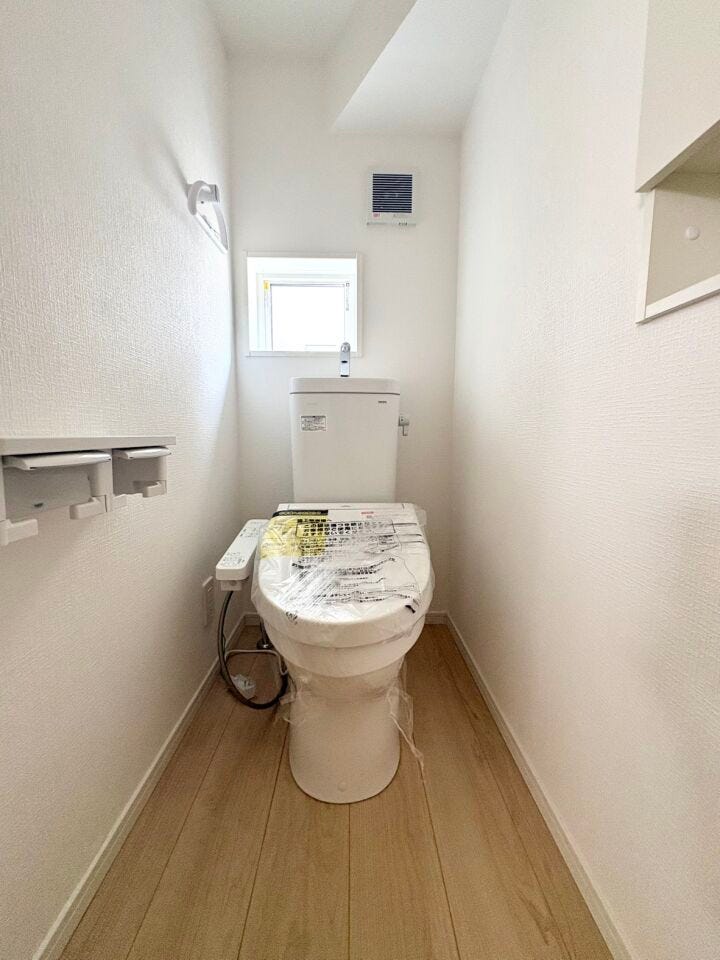 トイレは窓付きなので換気がしやすいですね。大人も子どもも快適な自動温洗浄便座機能付きで、衛生的かつ、ペーパー節約にもなります。