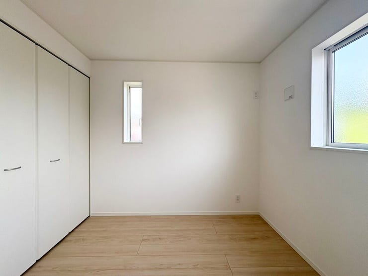 収納力のあるクローゼットを備えた洋室。衣類や小物をすっきり収納でき、居住空間を広く使えます。寝室や子ども部屋、書斎など幅広い用途に対応します。