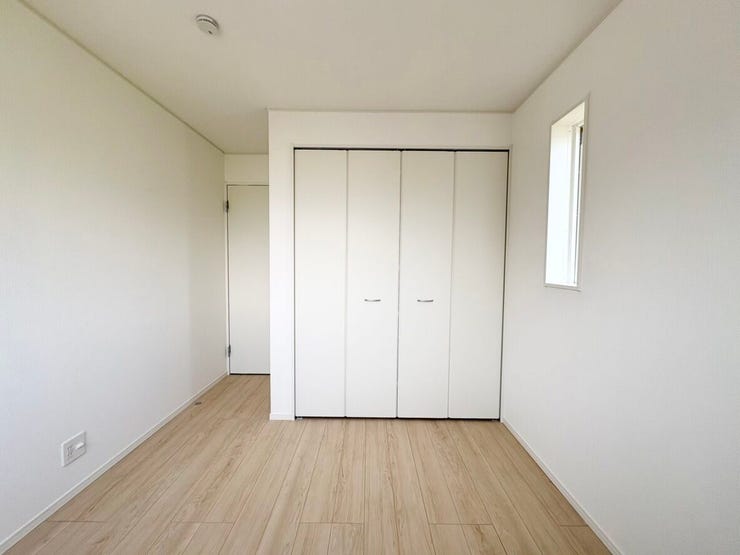 収納力のあるクローゼットを備えた洋室。衣類や小物をすっきり収納でき、居住空間を広く使えます。寝室や子ども部屋、書斎など幅広い用途に対応します。