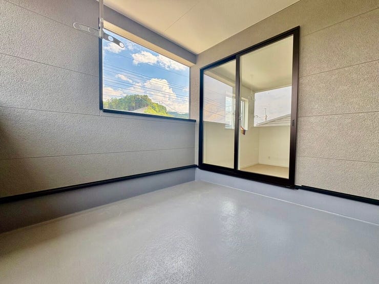 バルコニーも南向き。洋室二部屋に窓が面しておりお部屋と家全体に光と風を送り込んでくれます。ぺットの日向ぼっこ、小さな鉢でガーデニングにも。