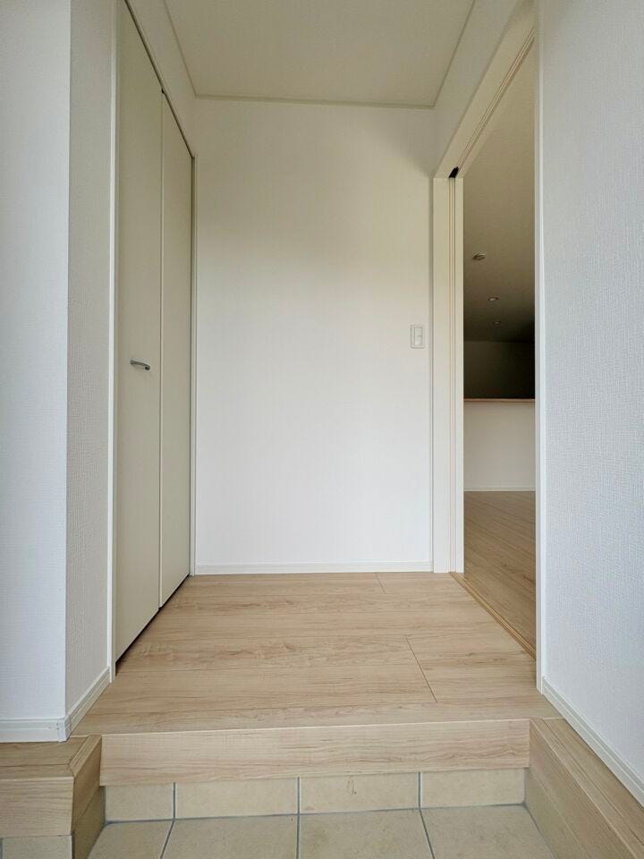 空間全体に温かみのある落ち着いた雰囲気が広がります。ご家族をやさしく包み込む温かみを感じられる空間になっています。
