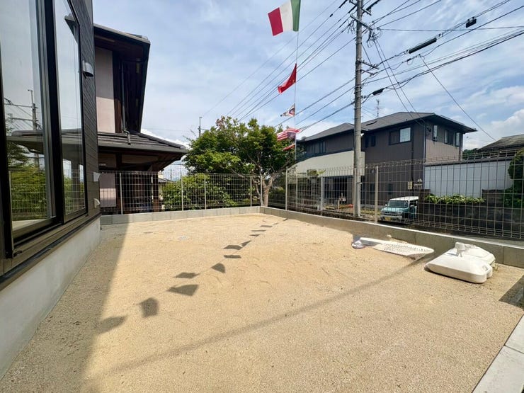 ガーデニングやBBQに使用できる広々としたお庭です。