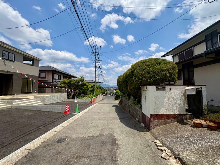 道路幅に余裕があり、運転が苦手な方も安心です。見通しの良い道路に面し、車の出し入れもスムーズです。