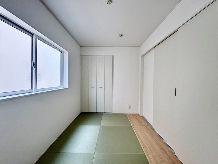 畳のぬくもりを感じる落ち着いた和室。くつろぎ空間や来客用をしても活用できます。押入れ付きで収納力があり、お部屋をすっきり広く使える使い勝手の良い和室です。
