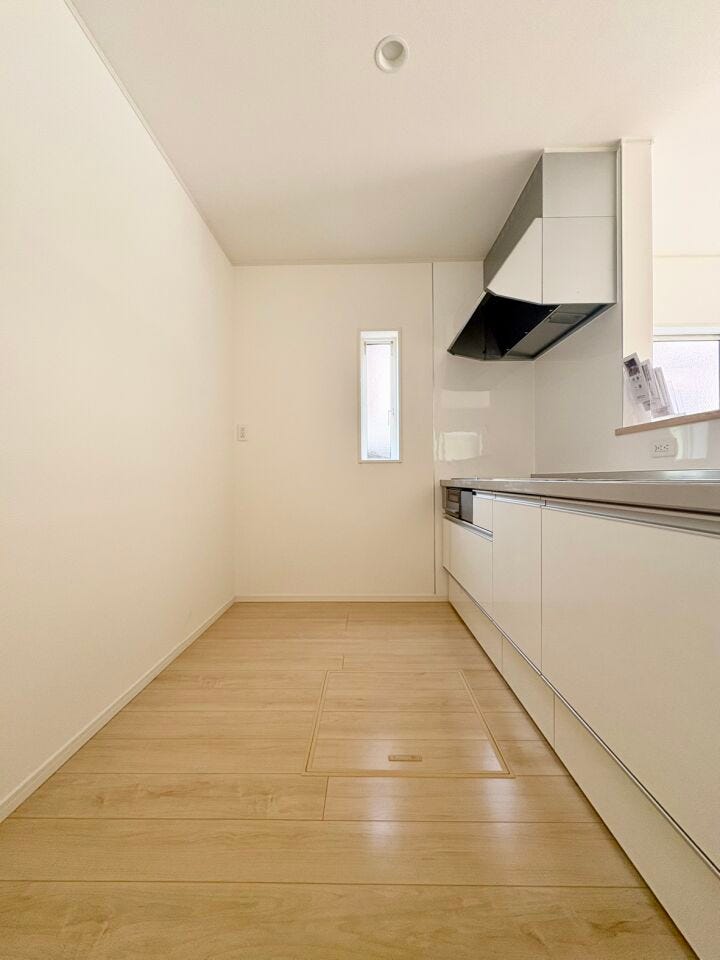 作業スペースにもゆとりがあり、複数人での調理やご家族と並んでの作業も快適です。冷蔵庫や収納棚の設置もしやすく使い勝手とデザイン性を兼ね備えたキッチン空間です。