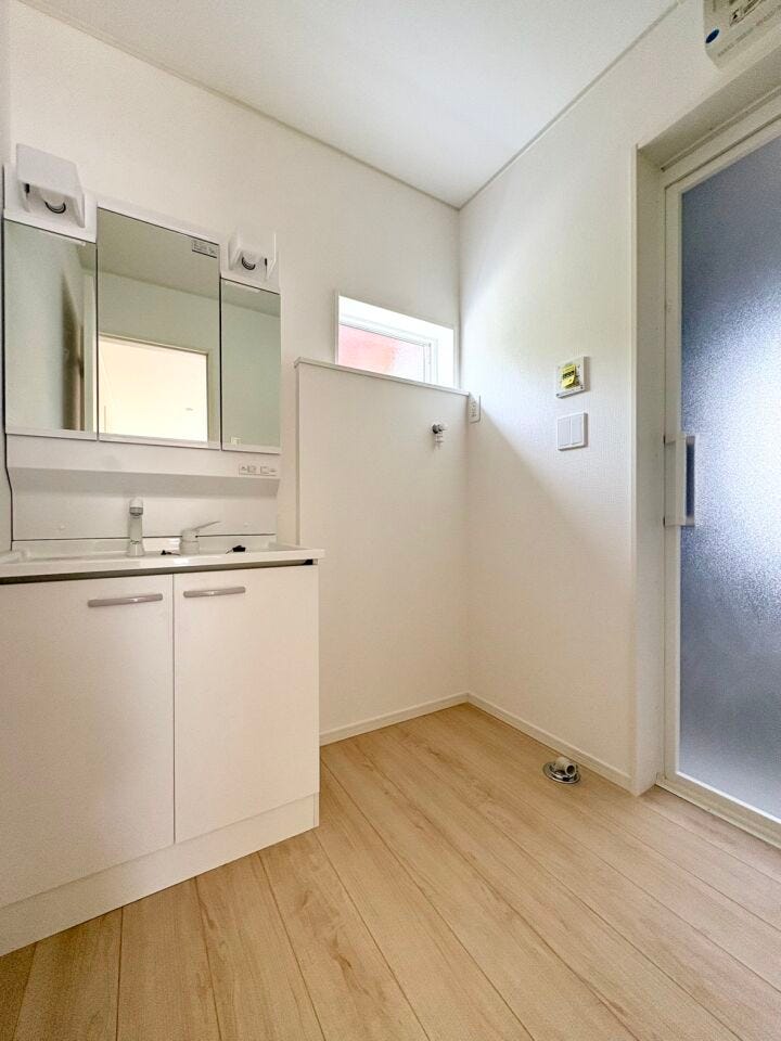 脱衣所にゆとりがあり、着替えや洗濯の動作がスムーズです。洗濯カゴや収納棚を置いても圧迫感がなく、家事動線も整えやすい快適な空間です。