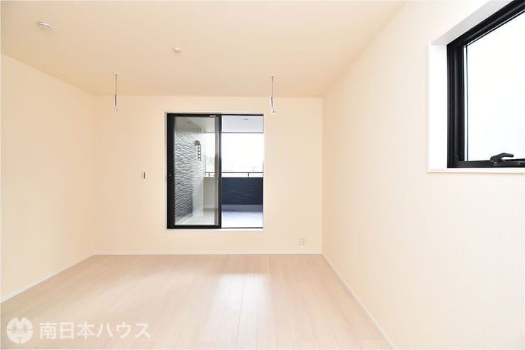 桜ヶ丘５丁目 新築戸建 桜ヶ丘5丁目 第5-2号棟 【過去施工例】バルコニーに面し、主寝室としても使いやすそうな洋室の施工例です。
