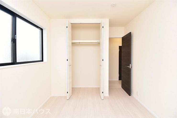 桜ヶ丘５丁目 新築戸建 桜ヶ丘5丁目 第5-2号棟 【過去施工例】ハンガーパイプ付きで衣類もすっきり収まりそうな収納の施工例です。