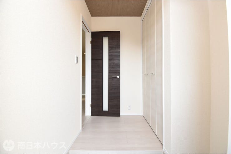 桜ヶ丘５丁目 新築戸建 桜ヶ丘5丁目 第5-2号棟 【過去施工例】玄関まわりをすっきり保ちやすく、日用品の整理にも役立ちそうな玄関収納の施工例です。