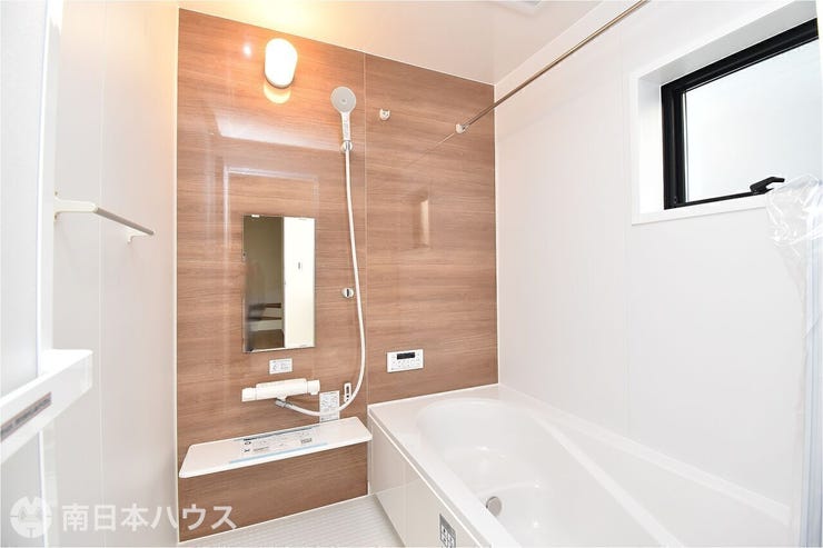 桜ヶ丘５丁目 新築戸建 桜ヶ丘5丁目 第5-2号棟 【過去施工例】アクセントパネルが映える、清潔感のある浴室の施工例です。