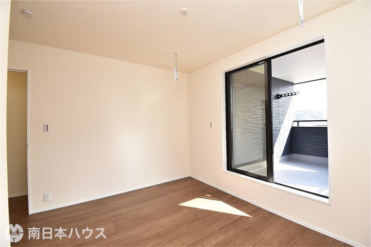 桜ヶ丘５丁目 新築戸建 桜ヶ丘5丁目 第5-2号棟 【過去施工例】大きな開口部から光を取り込み、開放感を感じられる洋室の施工例です。