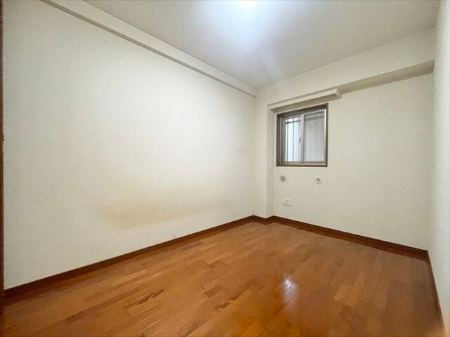 5.3帖洋室:小ぶりなお部屋ですが、収納もしっかりとあるので、お部屋を広く使えます。