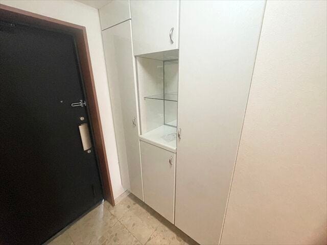 玄関:たっぷりと収納することができるので、玄関をすっきり片付けることができます。