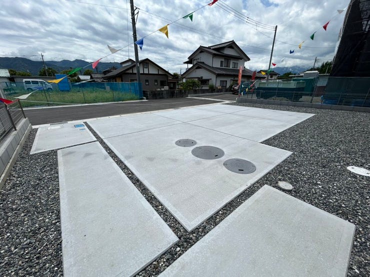 ゆとりのある敷地を活かし、お車3台分をラクラク駐車可能。
