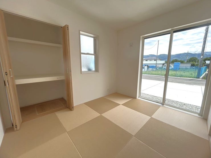 琉球風の縁なしタタミを採用した、モダンな印象の和室。