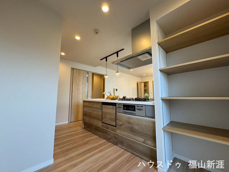 収納たっぷりで調味料も楽々取り出せます。たくさん入るのでオープンキッチンならではのすっきりとした印象をすぐに実現できます。