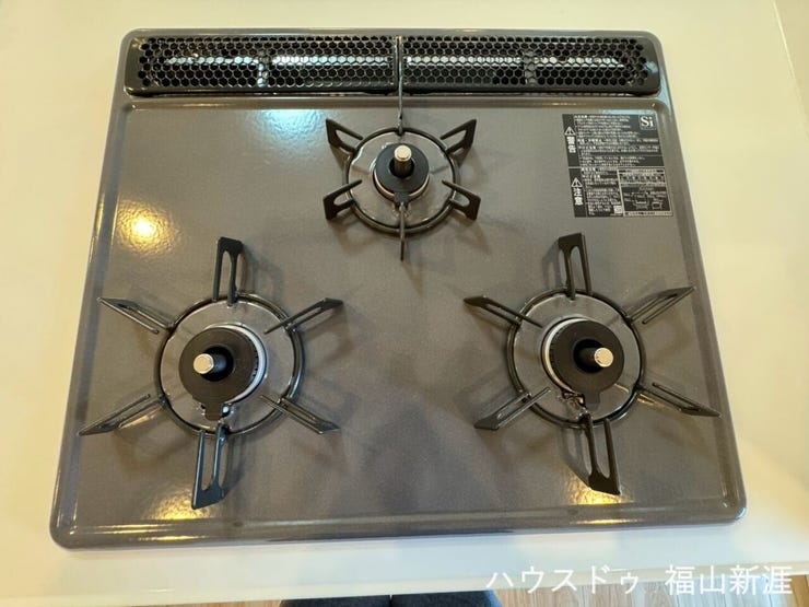 料理が好きな方には必須の3口コンロ。
直接感じられる火がより一層料理への向上心を掻き立てられます。