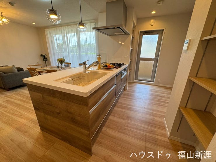 料理をしながらリビングで遊ぶお子様の様子を見守ることができる対面式キッチン。来客の際も会話をしながらキッチンに立つことができ、手元がカウンターで隠れるのでリビングからはスッキリと見えます♪