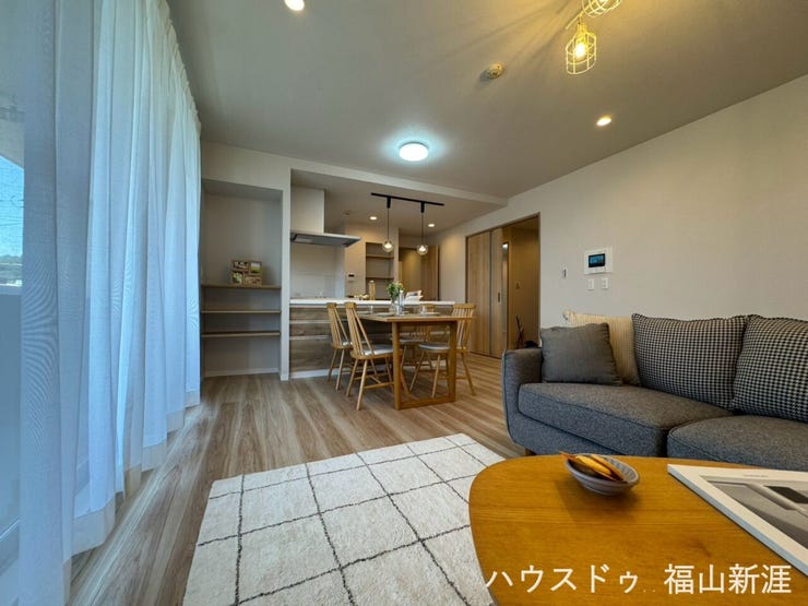 16.5帖の広々リビングスペースです♪
大きな窓で毎日の換気も気持ちよく開放的です。落ち着いた空間で充実ある暮らしを。