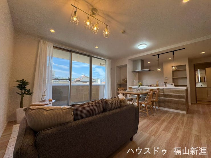 16.5帖の広々リビングスペースです♪
大きな窓で毎日の換気も気持ちよく開放的です。落ち着いた空間で充実ある暮らしを。
