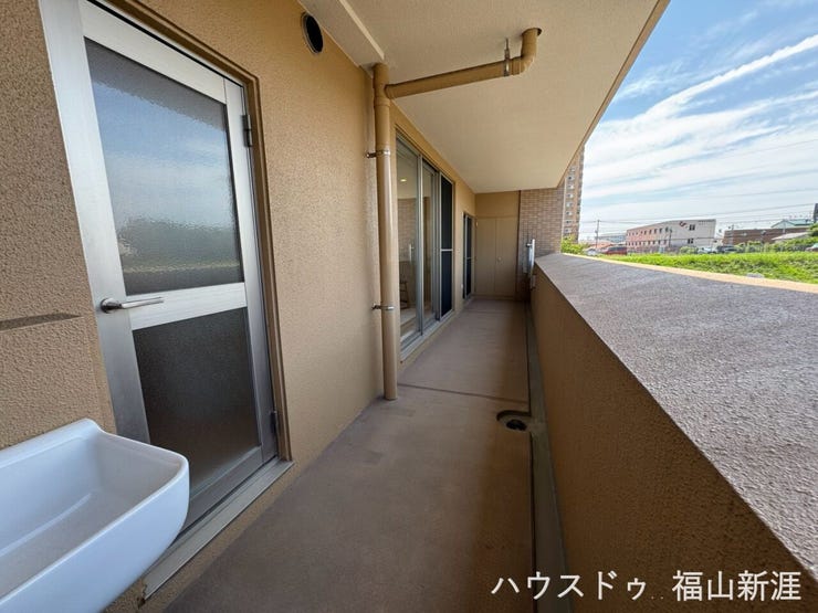 幅の広いバルコニーです。窓も広く、屋根が十分あるので急な雨でも急がず取り込めます。