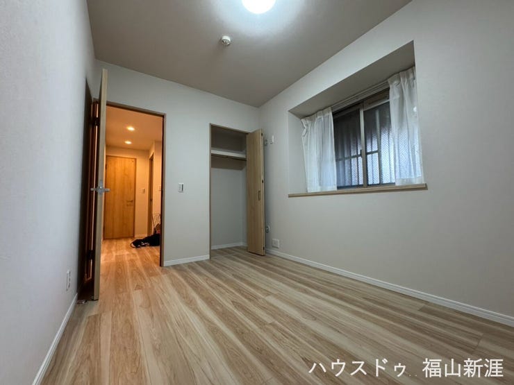5.3帖の洋室になります♪
各お部屋に収納スペース付きです◎