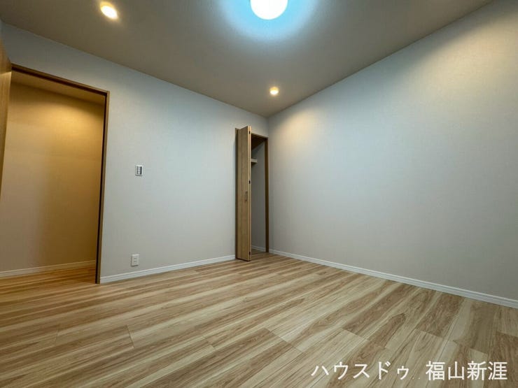 6.8帖の主寝室になります♪