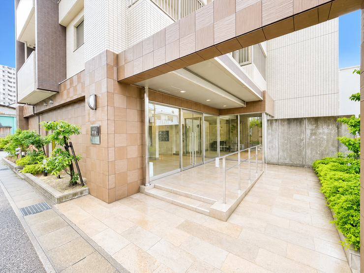 植栽も手入れが行き届いていて清潔感がある自慢のエントランスです。