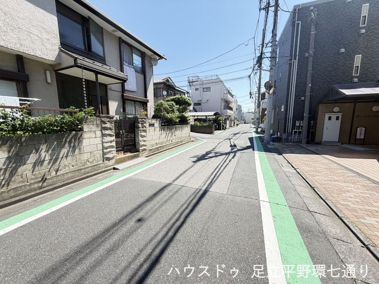 周辺は閑静な住宅街。交通量も比較的落ち着いており、ゆったりとした住環境をお求めの方におすすめです。