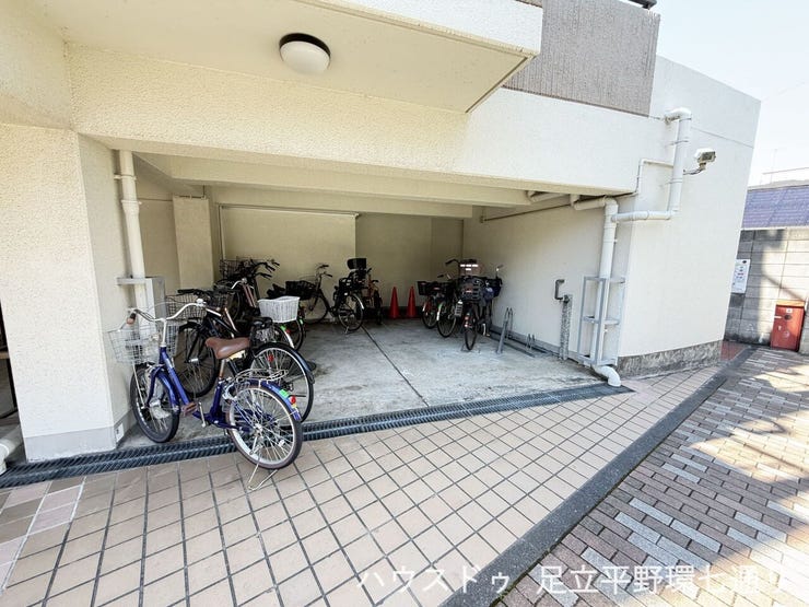 屋根付きの駐輪スペースを備え、大切な自転車を雨風から守りながら保管できます。