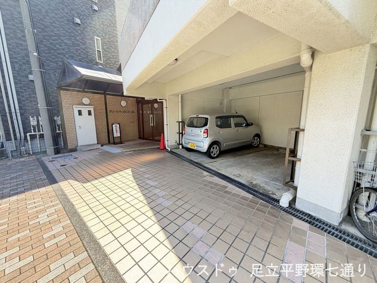敷地内駐車場付きで、お車をお持ちの方にも便利。空き状況はお気軽にお問い合わせください。