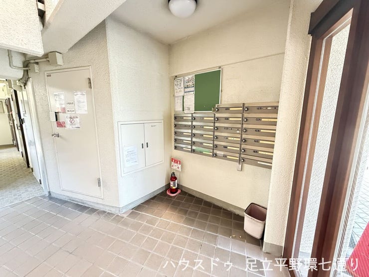 集合ポストを備えた共用部は整理されており、管理状態の良さがうかがえる安心の住まいです。