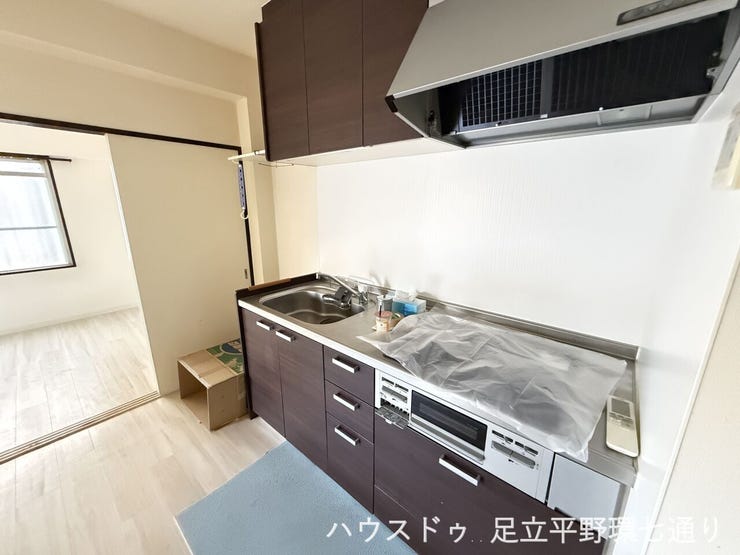 使い勝手の良いシステムキッチンを備え、毎日のお料理や後片付けもスムーズにこなせる快適な仕様です。
