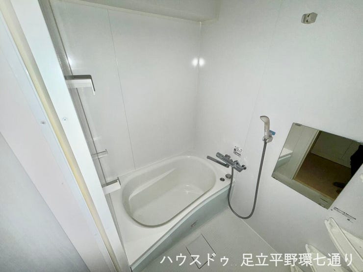 清潔感のある浴室は、ゆったりと湯船に浸かって一日の疲れをしっかり癒せるくつろぎ空間です。