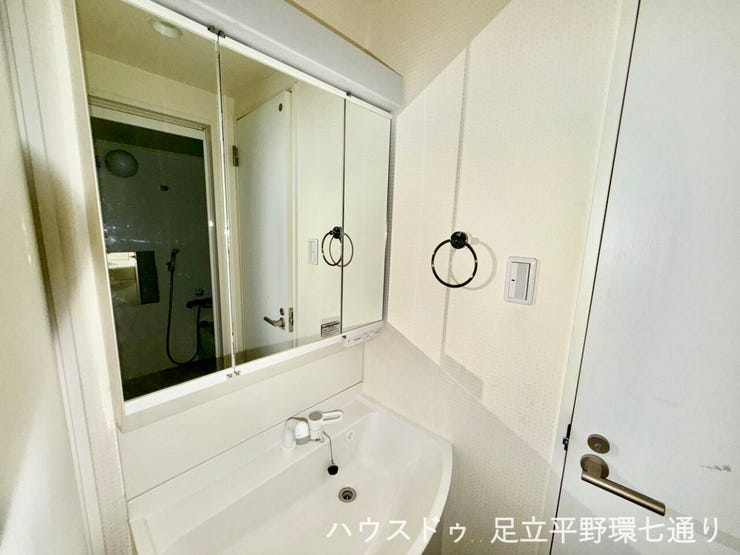 三面鏡付き洗面化粧台で、身支度やスキンケアも快適。収納付きで洗面まわりもすっきり整います。
