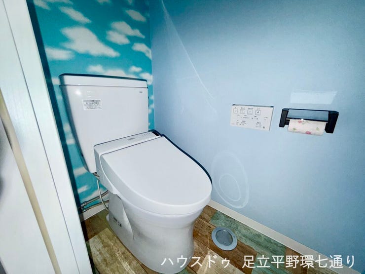 温水洗浄便座付きトイレを採用。爽やかなアクセントクロスが空間を彩り、気持ちよくお使いいただけます。