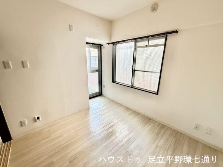 洋室にも開口部があり、採光と風通しに配慮された快適空間。寝室や書斎など多目的に活用できます。