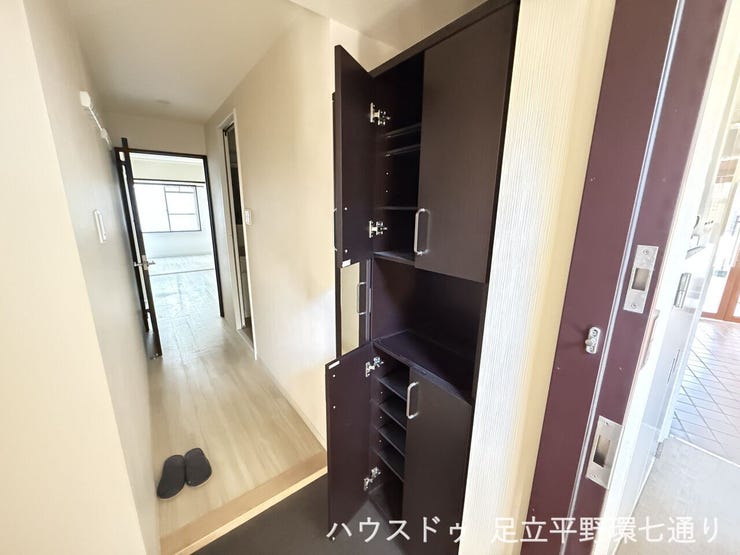 大容量のシューズボックス付き玄関で、靴や小物をすっきり収納。来客時にも整った印象を保てます。