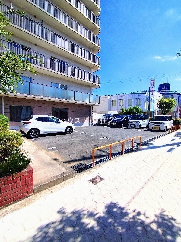 ★平面式駐車場。自走式なので機械式と違って待ち時間が無いのが嬉しいポイント♪
